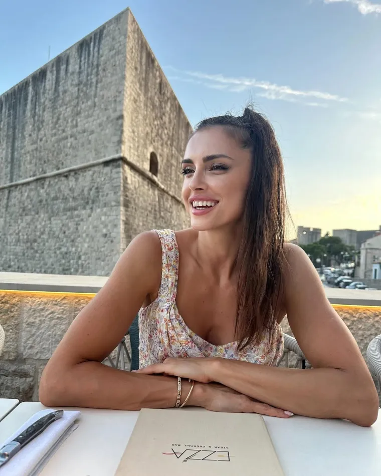 Iako rijetko otkriva detalje svog privatnog života, zna se da jednoga od najboljih bosanskohercegovačkih nogometaša ljubi već deset godina. Zajedno imaju četvero djece, a iz prvog braka s biznismenom Vladimirom Vićentijevićem ima i kći Sofiju.