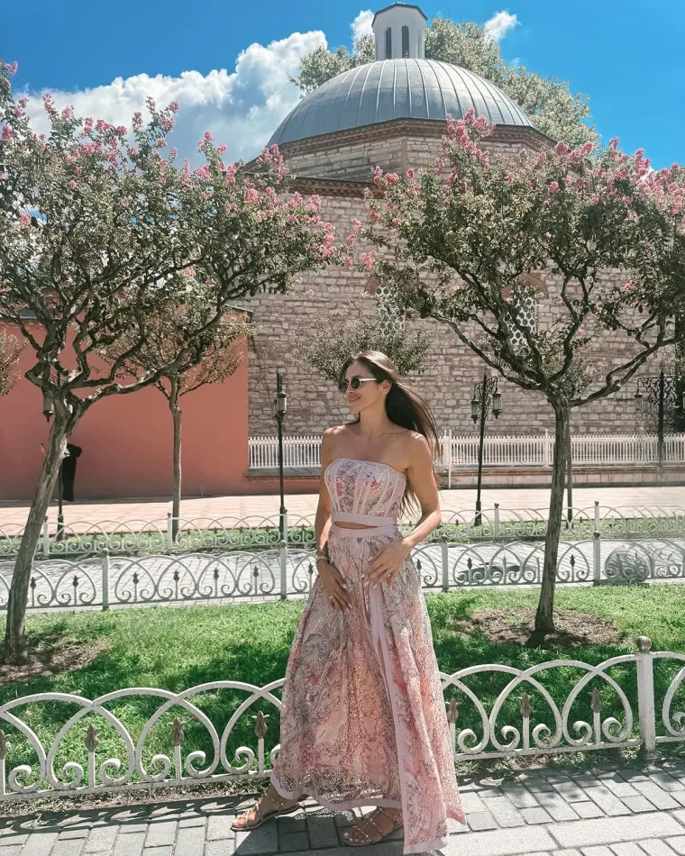 To joj je otvorilo vrata međunarodne karijere te je postala članica poznate modeling agencije Elite Model u Parizu. T