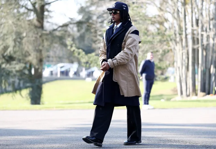 Kounde sada nije bio toliko kontroverzan, ali svejedno je privukao ogromnu pažnju. Sada je na sebe stavio sve i sva&scaron;ta - dvije jakne, ko&scaron;ulju i kravatu, a na glavi imao bejzbol kapu. Očito mu je bilo hladno pa se odlučio osigurati...