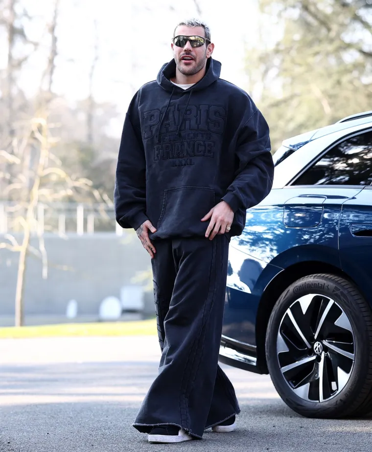 Theo Hernandez stigao je u crnoj kombinaciji s vrlo, vrlo &scaron;irokim hlačama. Čemu to?