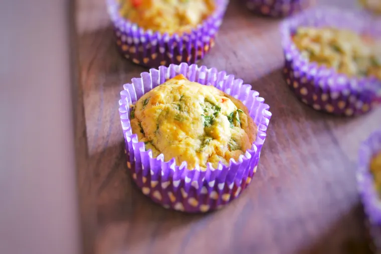 2. Muffini s jajima, sirom i povrćem: Jaja su jedan od najprilagodljivijih izvora proteina. Za jednostavan međuobrok na bazi jaja, isprobajte ove zdrave muffine s jajima i sirom.
