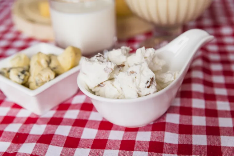 3. Smrznuti grčki jogurt s kakaom: Može se koristiti za pripremu visokoproteinskog međuobroka u kojem možete uživati u bilo koje doba dana. Ovo je kremasti, visokoproteinski alternativni desert koji je puno zdraviji u odnosu na sladoled i druge slatkiše.