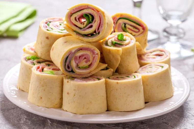 5. Rolada od puretine i sira: Za brzi i jednostavan izvor proteina, spojite kriške puretine i sira s malo zelene salate u tortilji. Ovo je idealna opcija za djecu i odrasle. Osim što je ukusno, pruža dugotrajan osjećaj sitosti, a i lako se priprema.