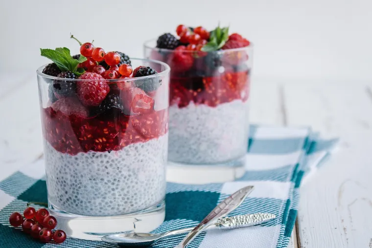 6. Chia puding: Chia sjemenke bogate su vlaknima, zdravim mastima, magnezijem, kalcijem i fosforom, stoga je chia puding idealan za doručak, a može poslužiti kao brzo jelo koje možete pripremiti ranije i pohraniti u hladnjaku.