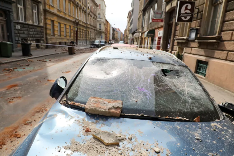 Samo 35 minuta kasnije, novi udarac. Potres jačine 5,0 zatresao je grad ponovno, a u sljedećih 24 sata zabilježeno je čak 57 naknadnih potresa. Ukupno ih je do kraja 2021. bilo oko 3.500, od čega većina u prvoj godini nakon glavnog udara.