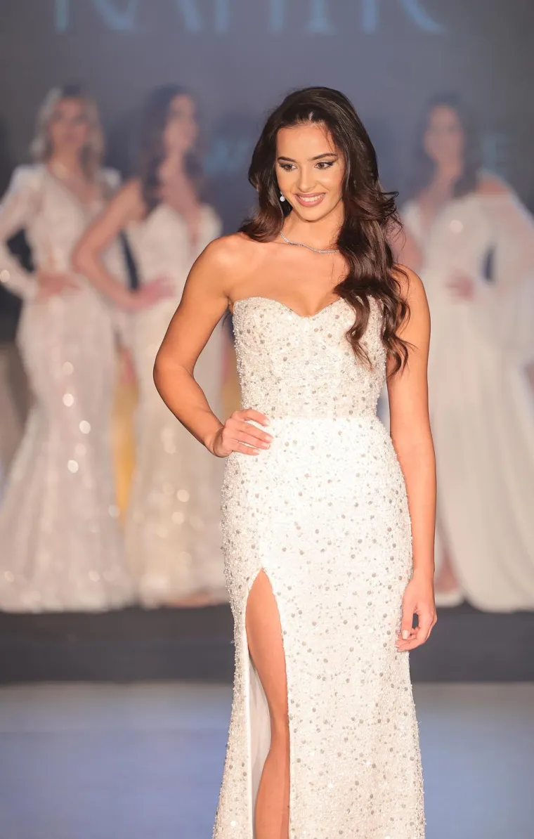 Tomislava Dukić je 25-godišnja djevojka iz Tomislavgrada u Bosni i Hercegovini, koja je 27. studenoga 2023. godine okrunjena titulom Miss Hrvatske. Ipak, nije sve prošlo glatko. Netom nakon njezine pobjede na natjecanju, društvene mreže vrvile su komentarima koji napadaju lijepu Tomislavu i upravu izbora zbog toga što smatraju kako nije &quot;prava&quot; Hrvatica. Unatoč podijeljenom mišljenju javnosti, hrabro je nastavila dalje.