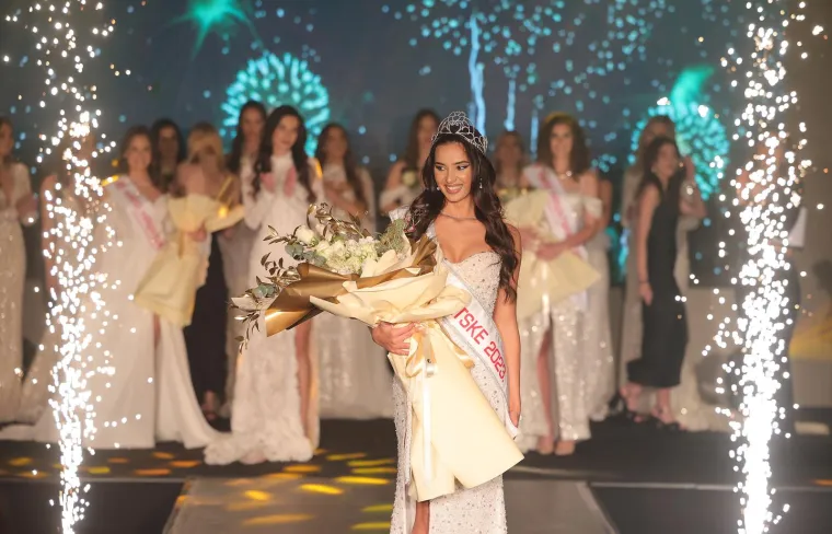 Odrasla je u rodnom Tomislavgradu, gdje je razvila strast prema sportu i zdravom načinu života. Svoju ljubav prema tjelesnoj aktivnosti produbila je završetkom Kineziološkog fakulteta u Splitu. 