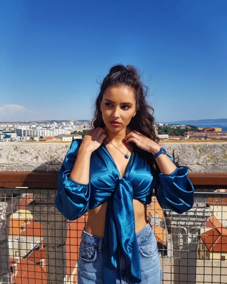 Osim sporta, velika je ljubiteljica putovanja i do sada je posjetila mnoge zemlje, a posljednja u nizu bila je Afrika iz koje je čak i podijelila video sa svojih 4000 pratitelja na Instagramu.