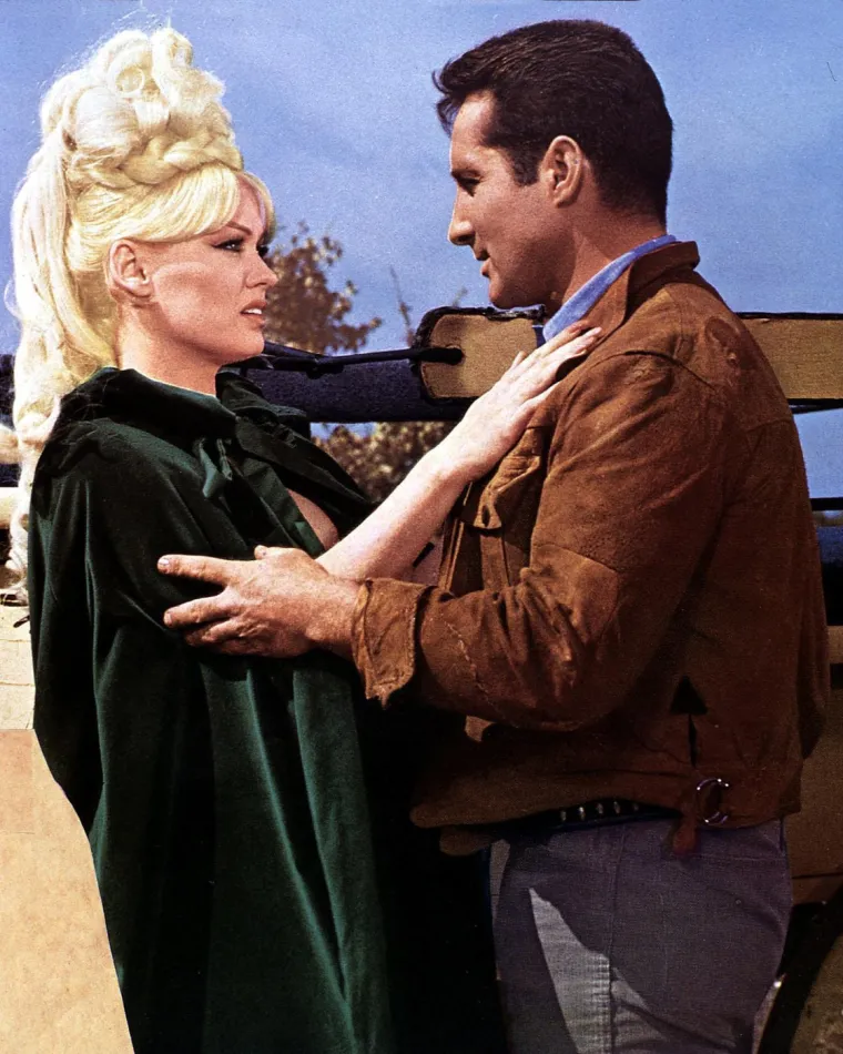 Iako se šuškalo da je pronašla sreću u vezi sa Stevanom Marinkovićem Knićaninom, o tom dijelu svog života nikada nije željela govoriti.