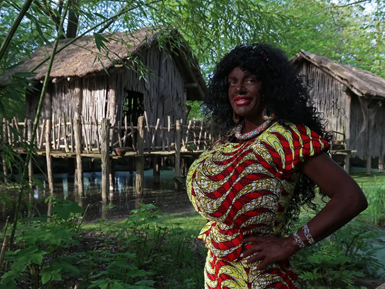 Identificira se kao crnkinja jer je od sebe napravila obrnutu verzija Michaela Jacksona s divovskim grudima