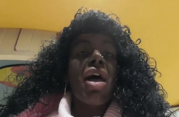 Identificira se kao crnkinja jer je od sebe napravila obrnutu verzija Michaela Jacksona s divovskim grudima