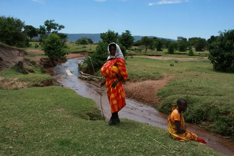 Identificira se kao crnkinja jer je od sebe napravila obrnutu verzija Michaela Jacksona s divovskim grudima