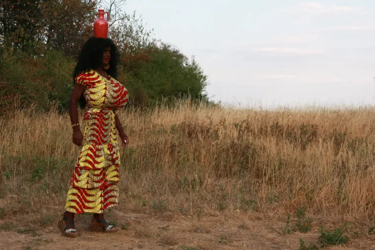 Identificira se kao crnkinja jer je od sebe napravila obrnutu verzija Michaela Jacksona s divovskim grudima