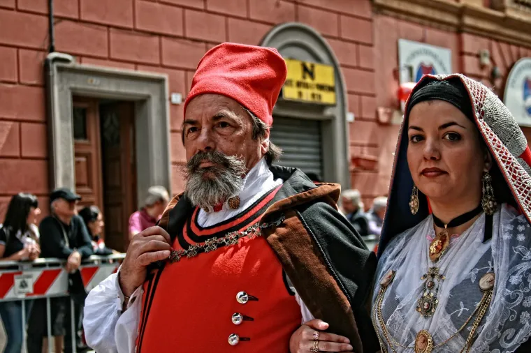 Povijesna središnje-istočna regija Barbagia di Seulo također je poznata po starijoj populaciji. Planinsko selo Seulo od od 1996. do 2016. godine držalo je rekord od 20 stogodišnjaka te je poznato je kao &quot;mjesto gdje ljudi žive najduže na svijetu&quot;. 