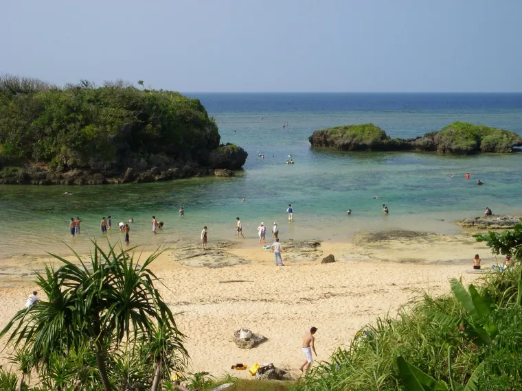 2. Okinawa (Japan) - Ova skupina japanskih otoka smještenih u Tihom oceanu, dom je nekima od najdugovječnijih ljudi na svijetu. Istraživanja pokazuju da se kod ljudi koji žive u ovoj plavoj zoni bilježe manje stope oboljevanja od raka, srčanih bolesti i demencije.