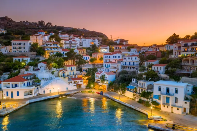 5. Otok Ikaria (Grčka) - Ovaj otok nalazi se u Egejskom moru te se ističe po tome što ima najveći udio 90-godišnjaka na svijetu, s otprilike svakim trećim stanovnikom koji ima izžeđu 90 i 99 godina.