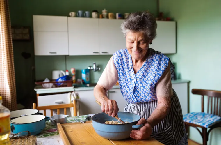U ovoj mirnoj plavoj zoni, kod stanovništva se bilježi 20 posto manje oboljelih od raka, 50 posto manje srčanih bolesti i minimalan broj zabilježenih slučajeva demencije. Za dugi životni vijek stanovnika grada Agios Kirikos zaslužna je njihova privrženost mediteranskoj prehrani koja je bogata ribom i povrćem, kao i njihovom zdravom načinu života te genetskim predispozicijama.