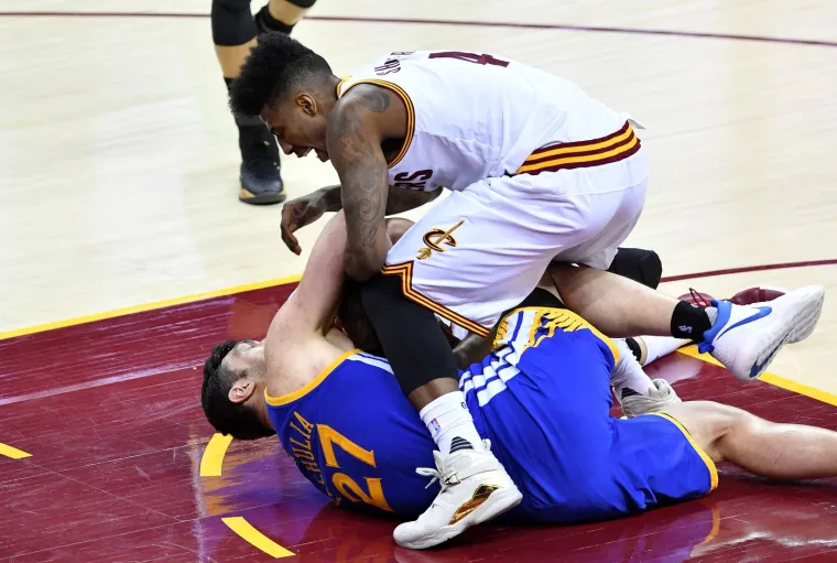 Iman Shumpert u borbi za loptu. 