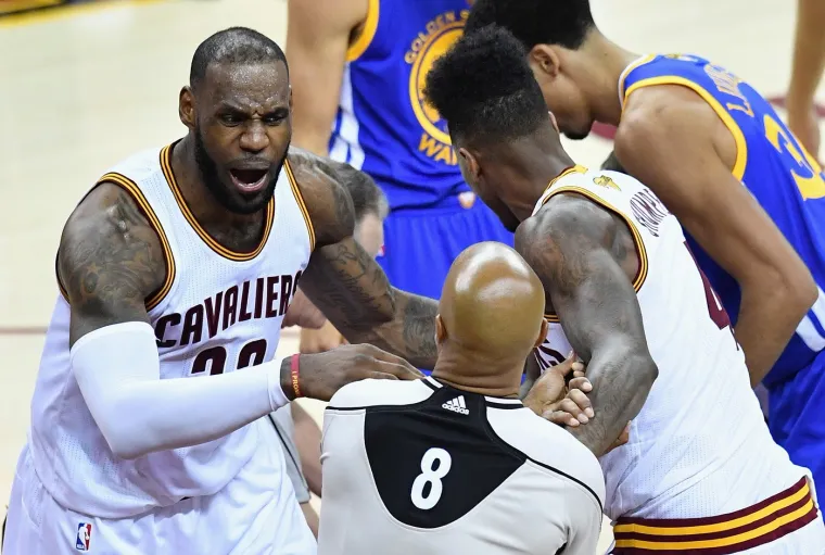 LeBron James i Iman Shumpert protiv Golden State Warriorsa u finalu NBA lige. 