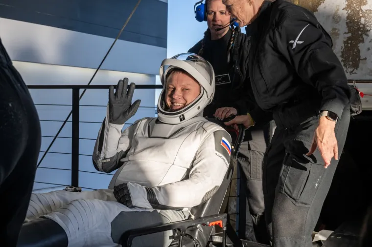Uhvaćeni u NASA-in rutinski raspored rotacije astronauta, Wilmore i Williams nisu mogli započeti svoj povratak na Zemlju sve dok nije stigla njihova zamjenska posada kako bi se održala odgovarajuća razina američkog osoblja.