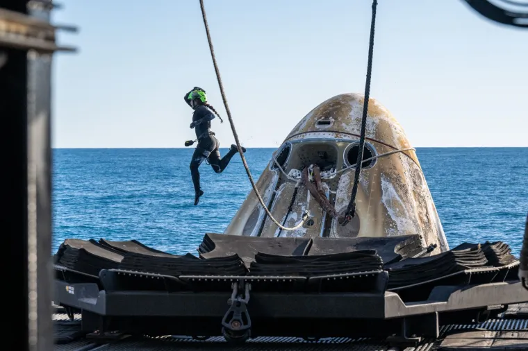SpaceX vozilo koje ih je dovezlo kući stiglo je u svemirsku postaju u rujnu noseći NASA-inog Nicka Haguea i kozmonauta Aleksandra Gorbunova, zajedno s dva prazna sjedala. Četveročlana posada, formalno dio NASA-ine rotacijske misije astronauta Crew-9, ponovno je ušla u Zemljinu atmosferu oko 17.45 sati po lokalnom vremenu u utorak.