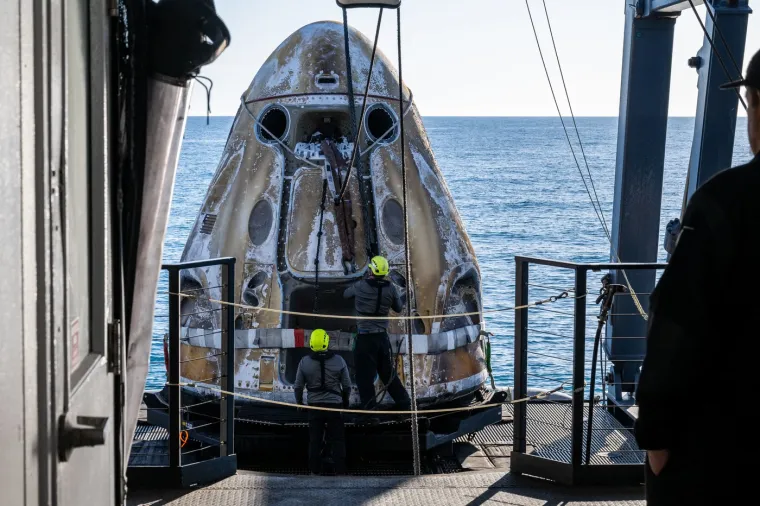 Koristeći dva kompleta padobrana, letjelica je usporila svoju orbitalnu brzinu od otprilike 43 tisuće kilometara na sat na samo 27 kilometara na sat pri padanju. Astronauti će uskoro biti prebačeni u prostorije svoje posade u NASA-inom svemirskom centru Johnson u Houstonu na nekoliko dana zdravstvenih pregleda, prema rutini za povratak astronauta, prije nego što im NASA-ini kirurzi za let dopuste da odu kući svojim obiteljima.