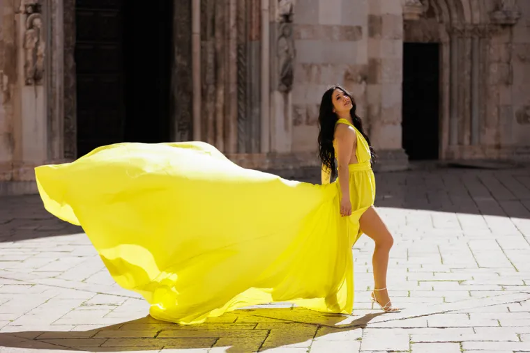 Misteriozna crnka priredila je prolaznicima vruće prizore: Svi su gledali u njene vitke noge