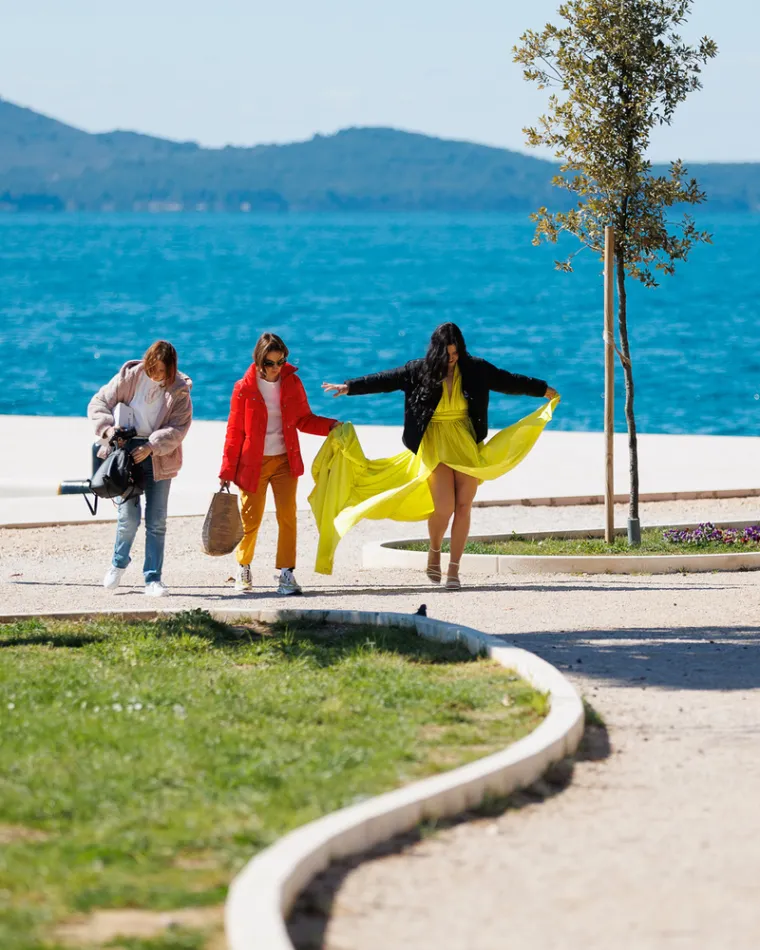 Misteriozna crnka priredila je prolaznicima vruće prizore: Svi su gledali u njene vitke noge