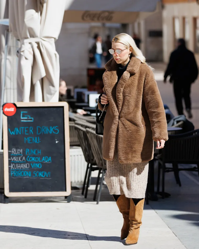 Misteriozna crnka priredila je prolaznicima vruće prizore: Svi su gledali u njene vitke noge