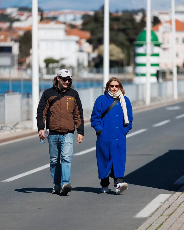 Misteriozna crnka priredila je prolaznicima vruće prizore: Svi su gledali u njene vitke noge