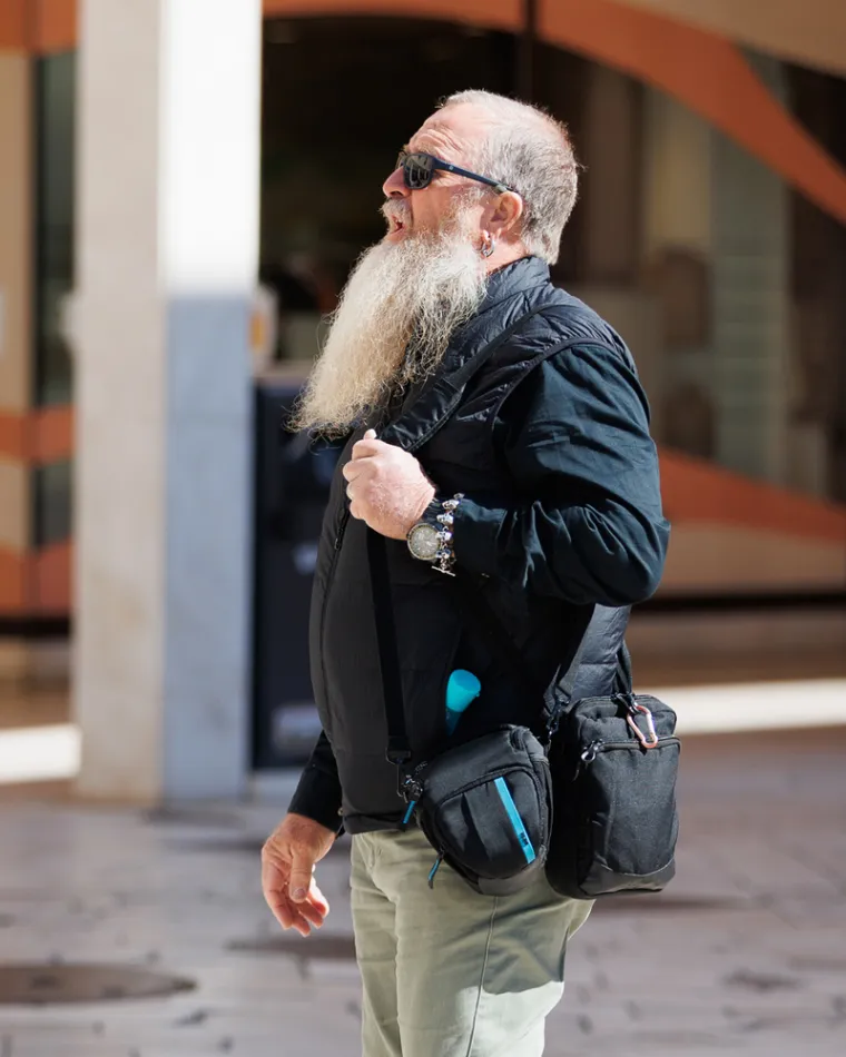 Misteriozna crnka priredila je prolaznicima vruće prizore: Svi su gledali u njene vitke noge