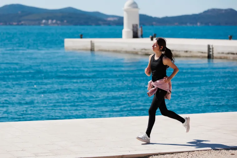 Misteriozna crnka priredila je prolaznicima vruće prizore: Svi su gledali u njene vitke noge