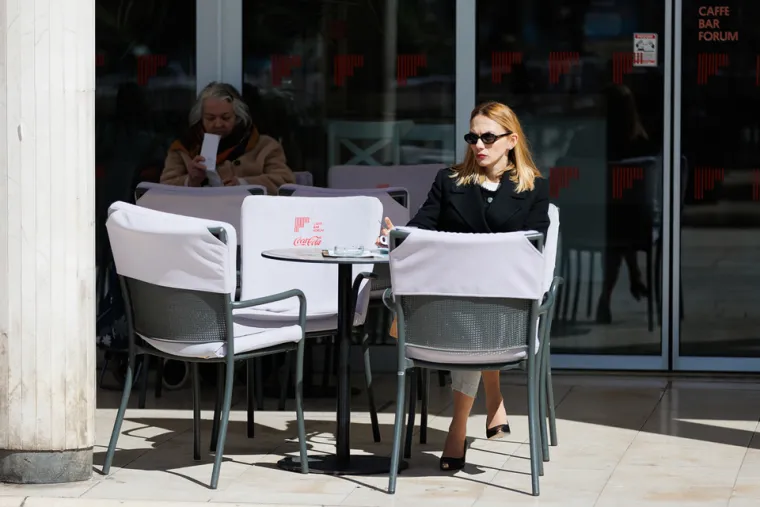 Misteriozna crnka priredila je prolaznicima vruće prizore: Svi su gledali u njene vitke noge