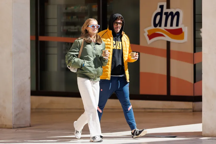 Misteriozna crnka priredila je prolaznicima vruće prizore: Svi su gledali u njene vitke noge