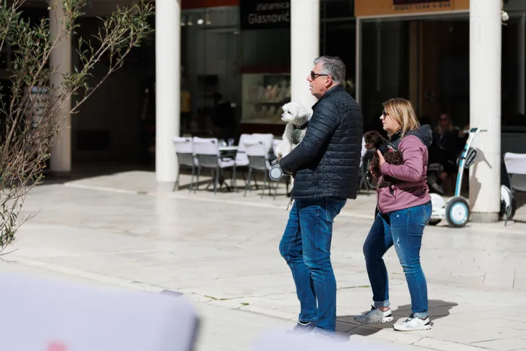 Misteriozna crnka priredila je prolaznicima vruće prizore: Svi su gledali u njene vitke noge