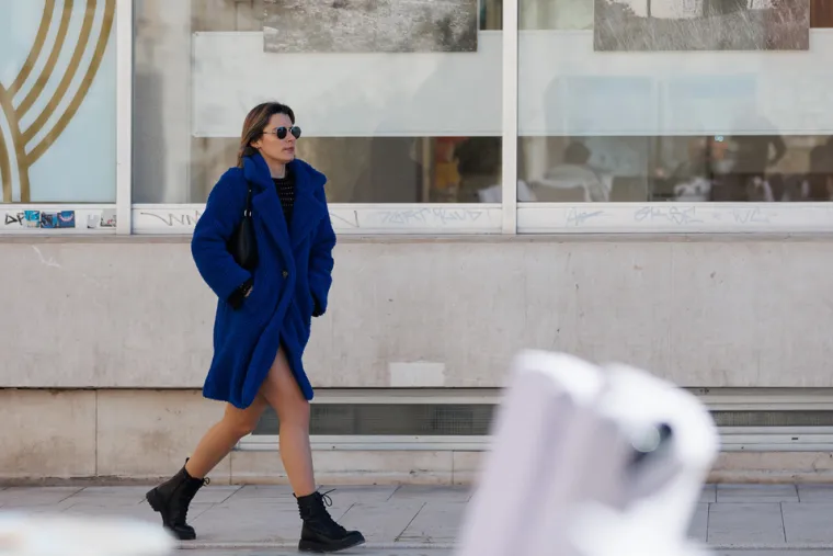 Misteriozna crnka priredila je prolaznicima vruće prizore: Svi su gledali u njene vitke noge