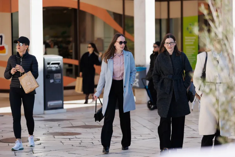 Misteriozna crnka priredila je prolaznicima vruće prizore: Svi su gledali u njene vitke noge