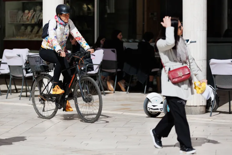 Misteriozna crnka priredila je prolaznicima vruće prizore: Svi su gledali u njene vitke noge