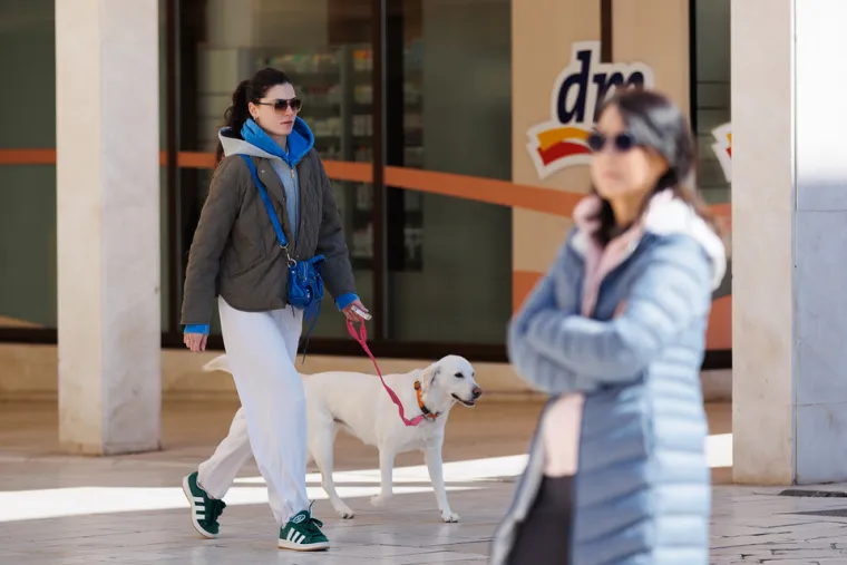 Misteriozna crnka priredila je prolaznicima vruće prizore: Svi su gledali u njene vitke noge