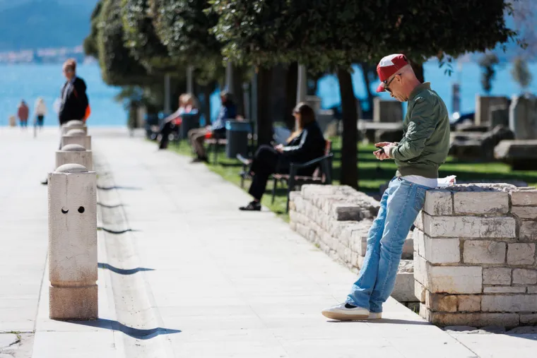 Misteriozna crnka priredila je prolaznicima vruće prizore: Svi su gledali u njene vitke noge