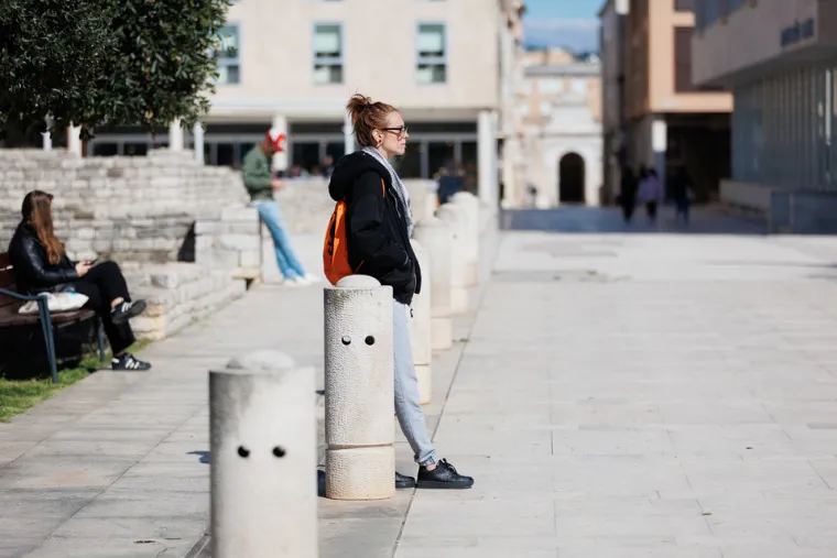 Misteriozna crnka priredila je prolaznicima vruće prizore: Svi su gledali u njene vitke noge