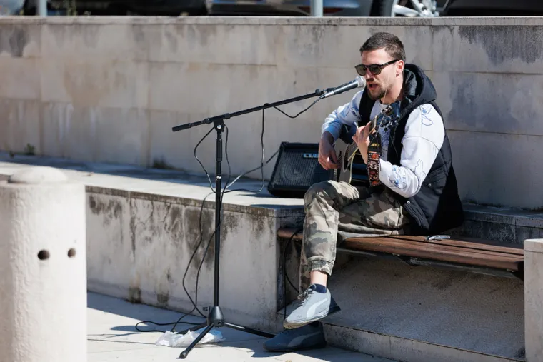 Misteriozna crnka priredila je prolaznicima vruće prizore: Svi su gledali u njene vitke noge