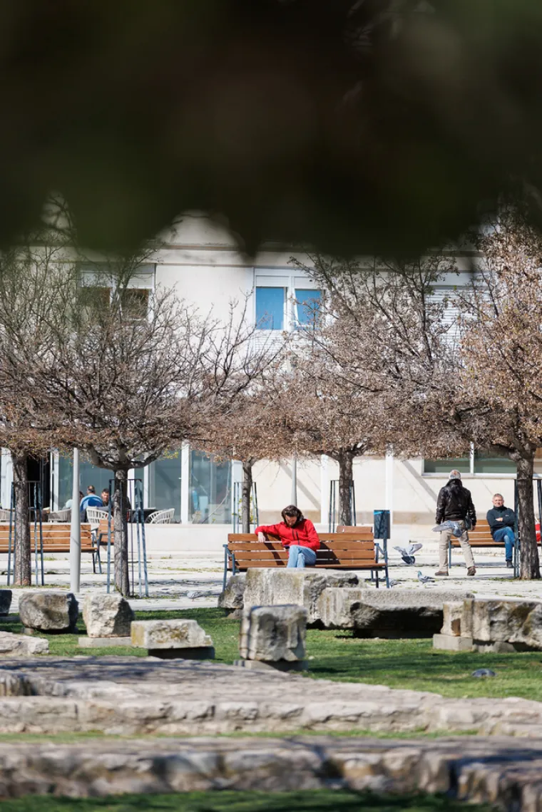 Misteriozna crnka priredila je prolaznicima vruće prizore: Svi su gledali u njene vitke noge