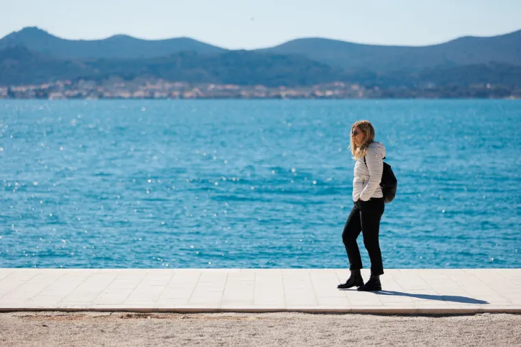 Misteriozna crnka priredila je prolaznicima vruće prizore: Svi su gledali u njene vitke noge