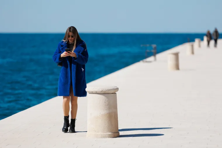 Misteriozna crnka priredila je prolaznicima vruće prizore: Svi su gledali u njene vitke noge