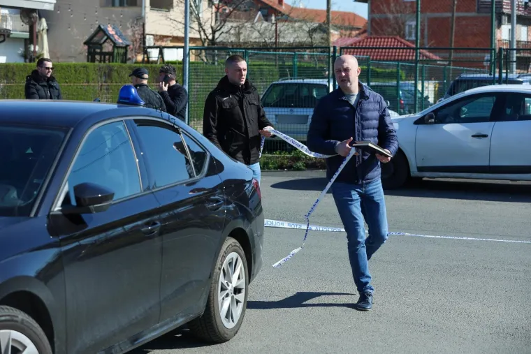 Policija je u jutarnjim satima opkolila ulicu Štefanovečki zavoj u zagrebačkoj Donjoj Dubravi nakon dojave o pucnjavi 