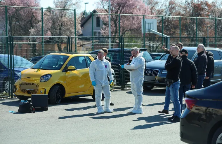 Kako u priopćenju navodi Policijska uprava zagrebačka, oko 8.35 sati zaprimili su dojavu i muškarcu s mogućom ozljedom donjih ekstremiteta na križanju Štefanovečkog i Gračačkog zavoja, najvjerojatnije kao posljedice ranjavanja vatrenim oružjem.