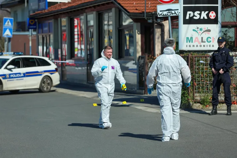 Po izlasku na teren, policajci su potvrdili istinitost dojave. Dodaju kako je riječ o 57-godišnjem muškarcu, koji je liječnički zbrinut. U pucnjavi nije bilo opasnosti po druge ljude 