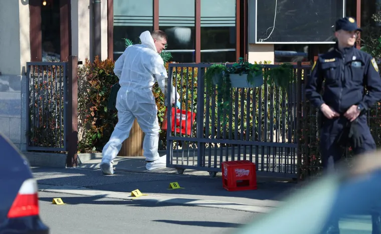 Svjedokinja je za 24sata kazala da je &apos;vidjela kako čovjek pada na pod&apos; te da je drugi trčao. &apos;Policija je brzo došla i sve su ogradili&apos;, dodala je žena