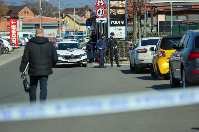 &apos;Bilo je pucnjave, čulo se. Malo me strah, stalno gledam kroz prozor da se ponovno neće nešto dogoditi. Užas. Vidjeli smo tko je tu propucan, znamo ga. Dolazi tu na kavu&apos;, kaže drugi svjedok